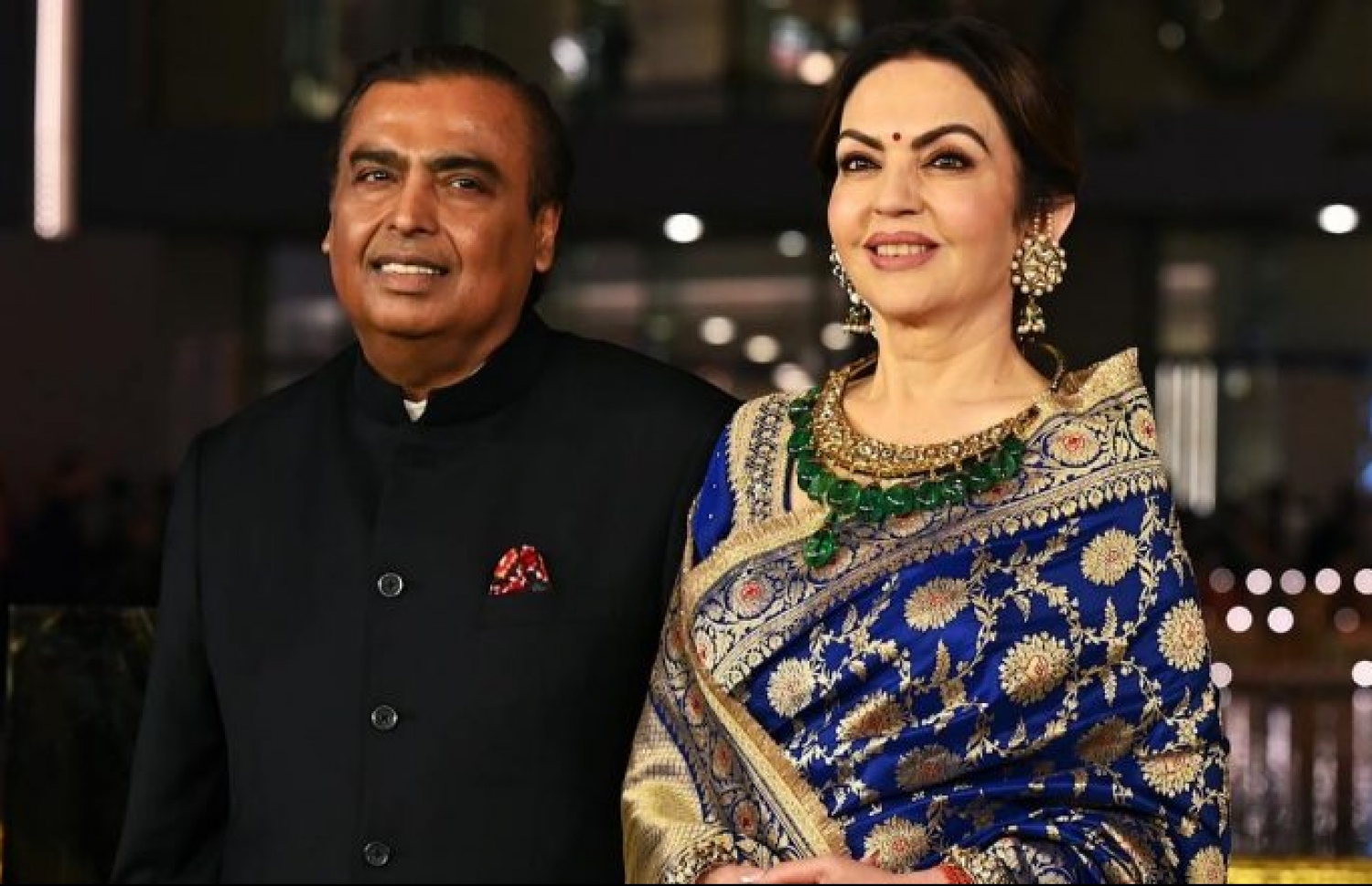 ސެންޓަރުގެ ކޯ-ފައުންޑަރުން، މުކޭޝް (ވ) އަދި އޭނާގެ އަންހެނުން ނިތާ