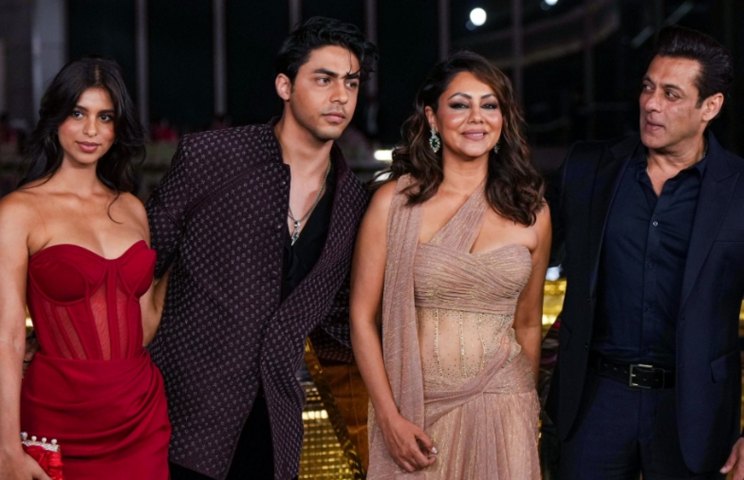 ޝާހްރުކް ހާންގެ އަންހެނުން، ގައުރީ ހާނާއި ދެ ދަރިން އާރްޔަން އަދި ސުހާނާ ހާން، ސެންޓަރު ހުޅުވުމުގެ ރަސްމިއްޔާތުގައި ސަލްމާން ހާނާއެކު