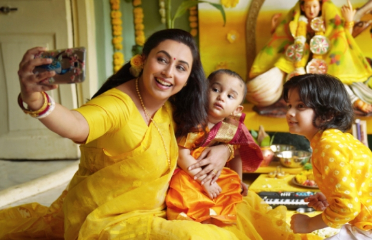 "މިސަސް ޗެޓަޖީ ވާސަސް ނޯވޭ" ފިލްމުގައި މިސަސް ޗެޓަޖީ (ރާނީ) އާއި އޭނާގެ ދެ ދަރިން