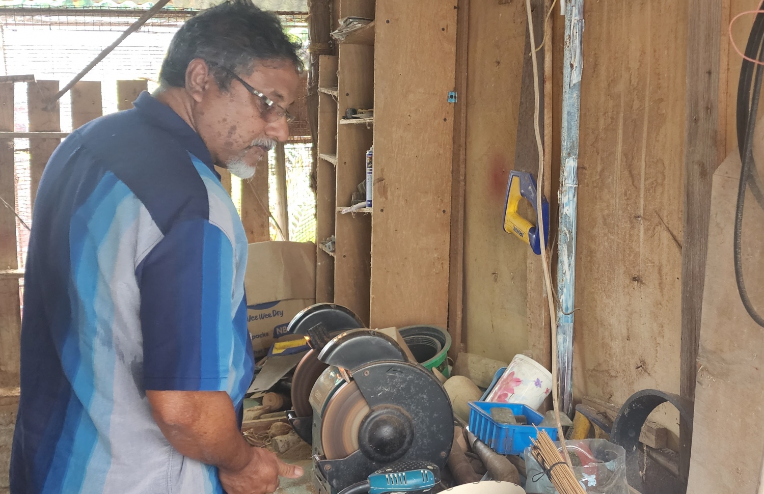 ޝިޔާމް އޭނާގެ ގޭގައި ހަދާފައިވާ ވޯކްޝޮޕްގައި: އޭނާ އަކީ މަސައްކަތްތެރިއެއް