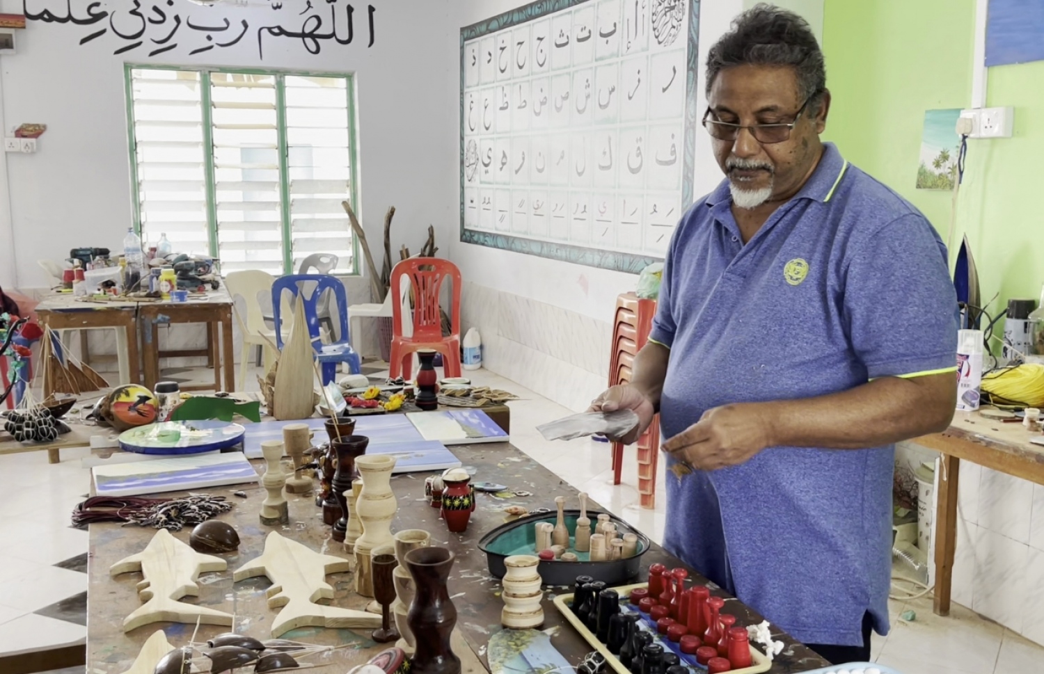 ޝިޔާމް، ނިލަންދޫގައި ހިންގި ކޯހުގައި ދަރިވަރުން ތައްޔާރުކުރި ބައެއް އެއްޗެހި -- ފޮޓޯ: ވިޝާހު ޒަރީރު/ މިހާރު