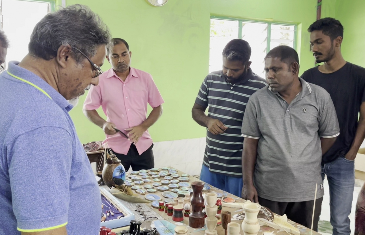 ޝިޔާމް އިސްވެ ހުރެ ނިލަންދޫގައި ހިންގި ކޯހުގައި ތައްޔާރުކުރި އެއްޗެހި ބަލާލަނީ -- ފޮޓޯ: ވިޝާހު ޒަރީރު/ މިހާރު