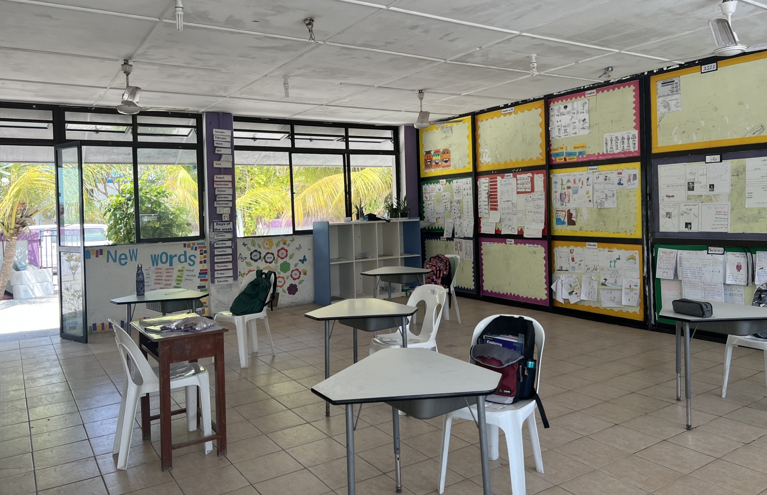 މަންދޫ ސްކޫލްގެ ކްލާސް ރޫމެއް. ކުދިން މަދުކަމުން ކިޔަވައިދެނީ މަލްޓި ގްރޭޑްކޮށް.