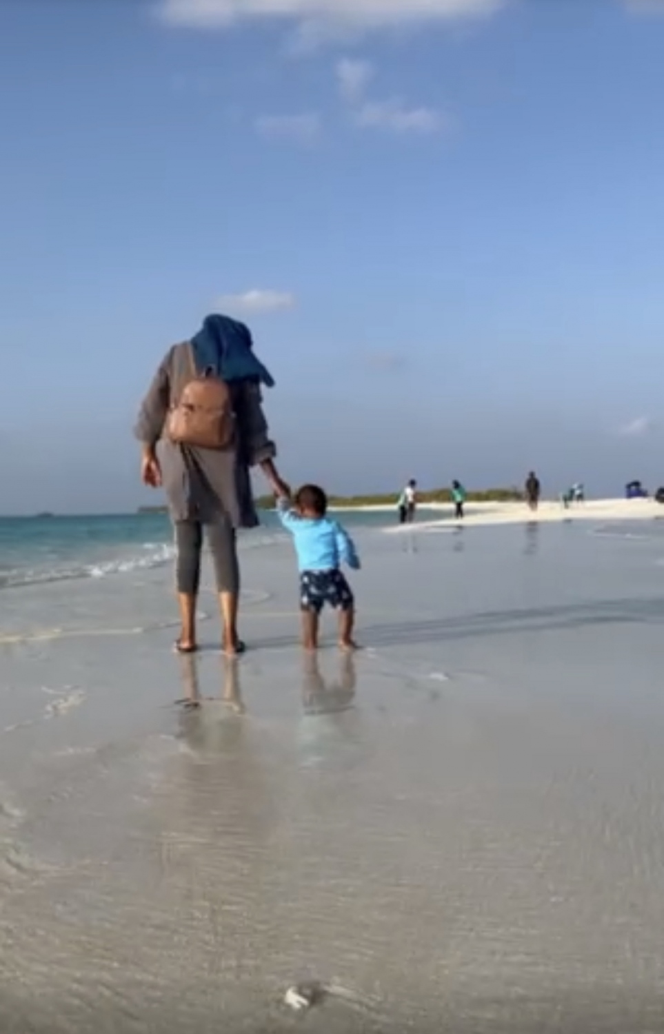 ޝާނީ ދަރިފުޅާ އެކު މޫދުގައި: ރަށަށް އެނބުރި ދެވުމަކީ ނަސީބެއްގެ ގޮތުގައި އޭނާ ސިފަކުރޭ.