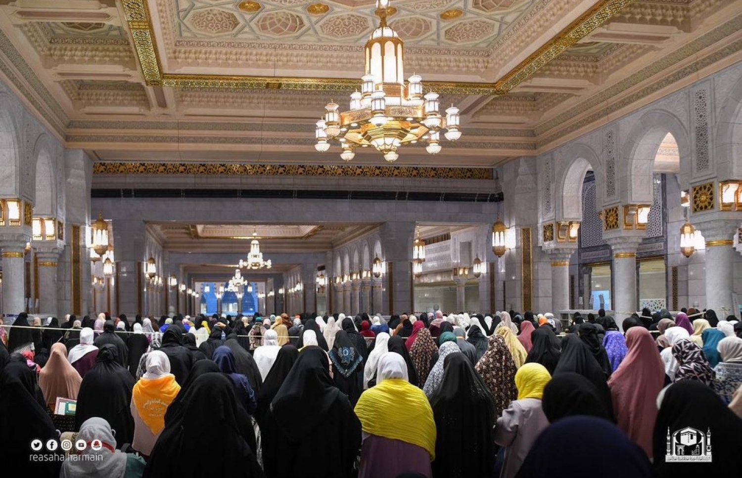 މައްކާގެ ހަރަމްފުޅު ބޮޑުކުރުމުގެ ތިން ވަނަ މަޝްރޫއުގެ ދަށުން ހަދާފައިވާ އިމާރާތުގެ ތެރޭގައި އަންހެނުންތަކެއް ނަމާދު ކުރަނީ.