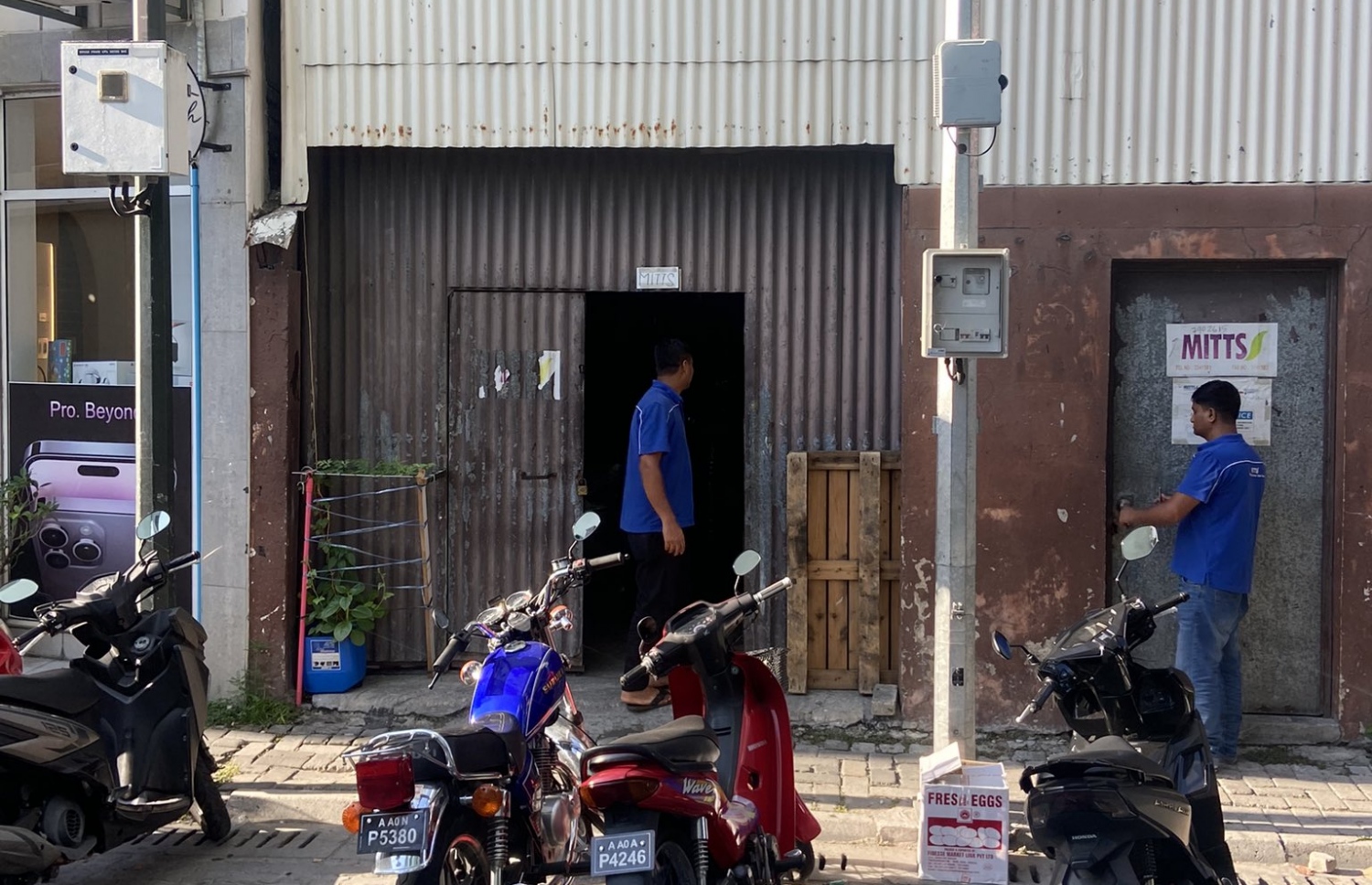 ގަލޮޅުގައި ހުރި ކެމިކަލް ގުދަން: އެ ގުދަން ހަދައިފައި ހުރީ ގަވާއިދާ ހިލާފަށް ކަމަށް ސިފައިން ބުނި.-- ފޮޓޯ: އަހްމަދު ނައީމް | ޓުވިޓާ