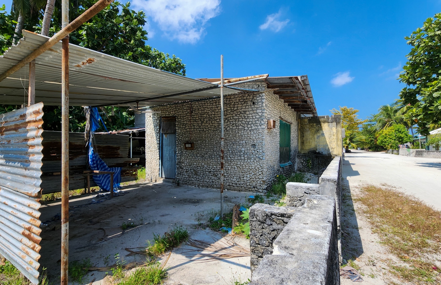 ދަރަނބޫދޫގެ ފަޅު ގެއެއް: ކުރިން މީހުން އެތައް ގެއެއް މި ގޮތަށް ފަޅުވެފައި އެބަހުރި -- ފޮޓޯ: މިހާރު