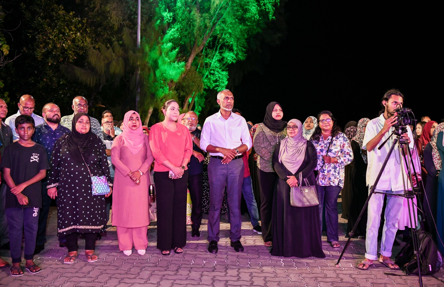 ވިލިމާލޭގައި ބަގީގެ ހިދުމަތް ފެށުމަށް ބޭއްވި ރަސްމިއްޔާތުގައި މޭޔަރު ޑރ މުހައްމަދު މުއިއްޒާއި އެ ދާއިރާގެ ކައުންސިލް މެމްބަރު ނަހުލާ އަލީ ބައިވެރިވެވަޑައިގަންނަވަނީ -- ފޮޓޯ: ފަޔާޒު މޫސާ | މިހާރު
