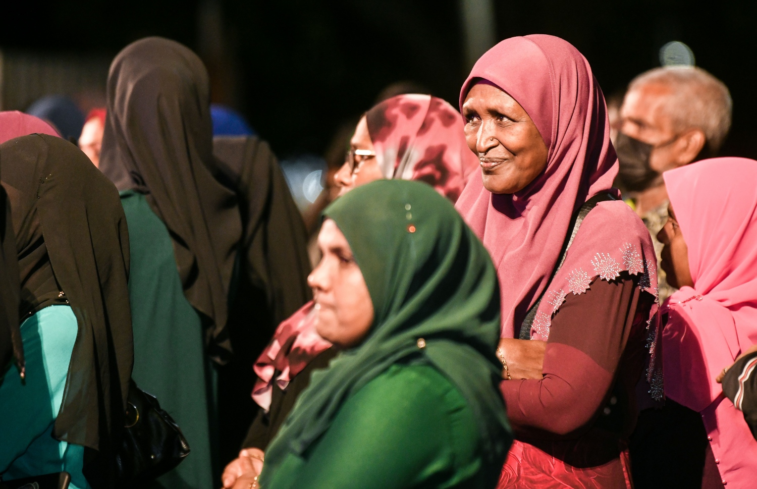 ވިލިމާލޭގައި ބަގީގެ ހިދުމަތް ފެށުމަށް ބޭއްވި ރަސްމިއްޔާތުގައި އެ އަވަށުގެ ބައެއް އަންހެނުން ބައިވެރިވަނީ -- ފޮޓޯ: ފަޔާޒު މޫސާ | މިހާރު