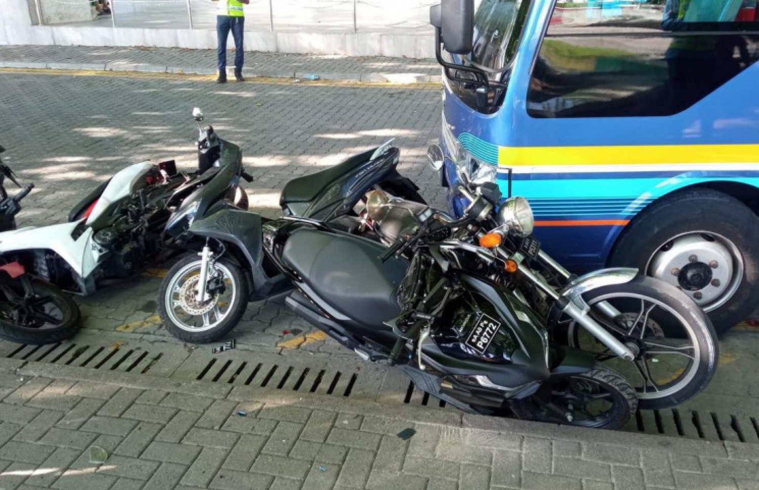 ޕާކިން ޒޯނުގައި ހުރި ސައިކަލުތަކަކަށް ބަހެއް އަރައި އެކްސިޑެންޓްވެފައި.--- ފޮޓޯ: އަލީ މަސީހު \ ފޭސްބުކް