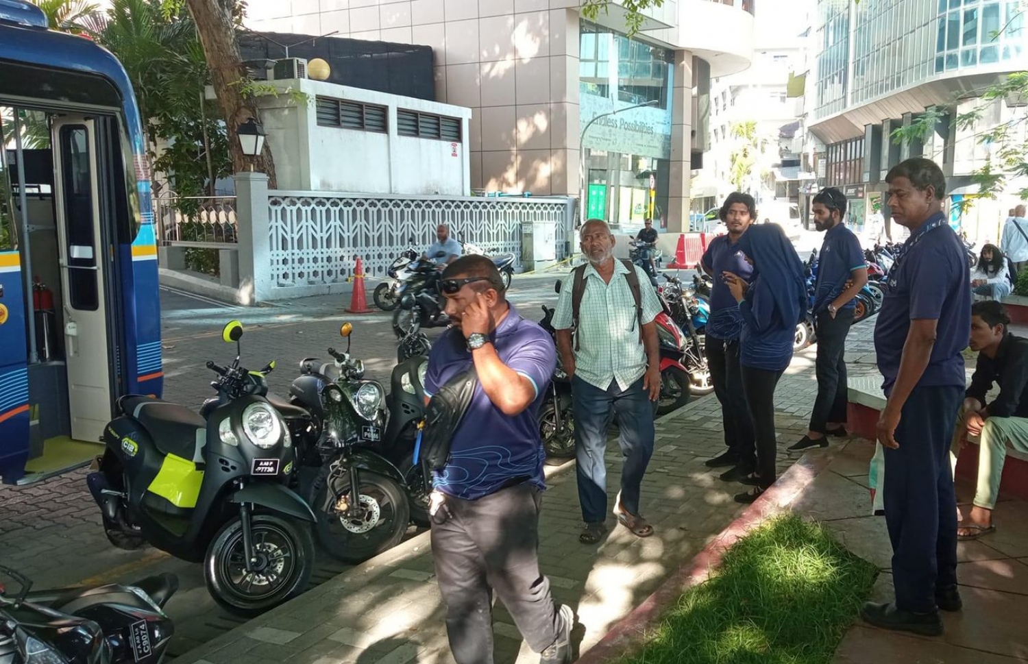 އެކްސިޑެންޓްވި ސަރަހައްދުގައި މީހުންތަކެއް ހަރަކާތްތެރިވަނީ.--- ފޮޓޯ: އަލީ މަސީހު \ ފޭސްބުކް