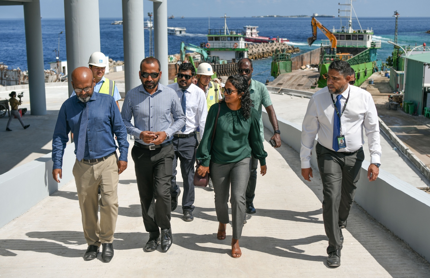 މާލޭ އިންޑަސްޓްރިއަލް ޒޯނުގައި ހަދަމުން އަންނަ ވެމްކޯގެ ވޭސްޓް ޓްރާންސްފާ ސްޓޭޝަންގެ މަސައްކަތް ނޫސްވެރިންނަށް ދައްކާލުމަށް ބޭއްވި އިވެންޓުގައި ތިމާވެއްޓާ ބެހޭ މިނިސްޓްރީ އާއި ވެމްކޯގެ އިސްވެރިން.-- ފޮޓޯ: ނިޝާން އަލީ | މިހާރު