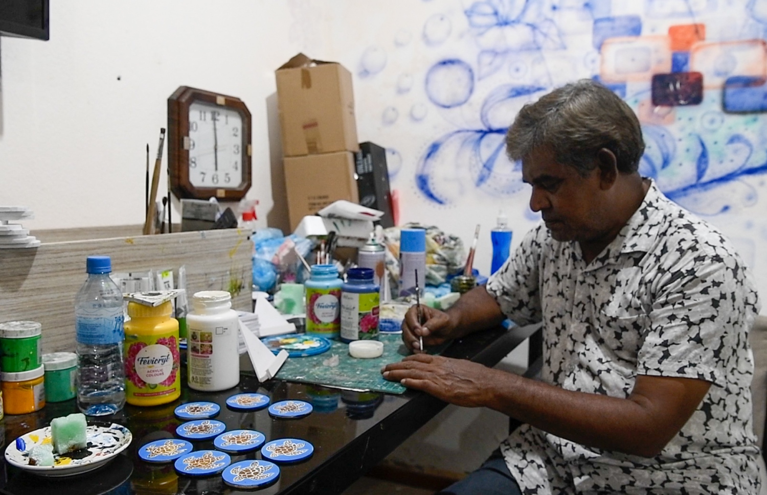 މޫސަ ކުރެހުމުގެ މަސައްކަތުގައި. އޭނާގެ ގޭގައި އެ މަސައްކަތް ކުރަން ހާއްސަ ކޮޓަރިއެއް ވަނީ ހަދައިފައި-- ފޮޓޯ: ފަޔާޒް މޫސާ/ މިހާރު