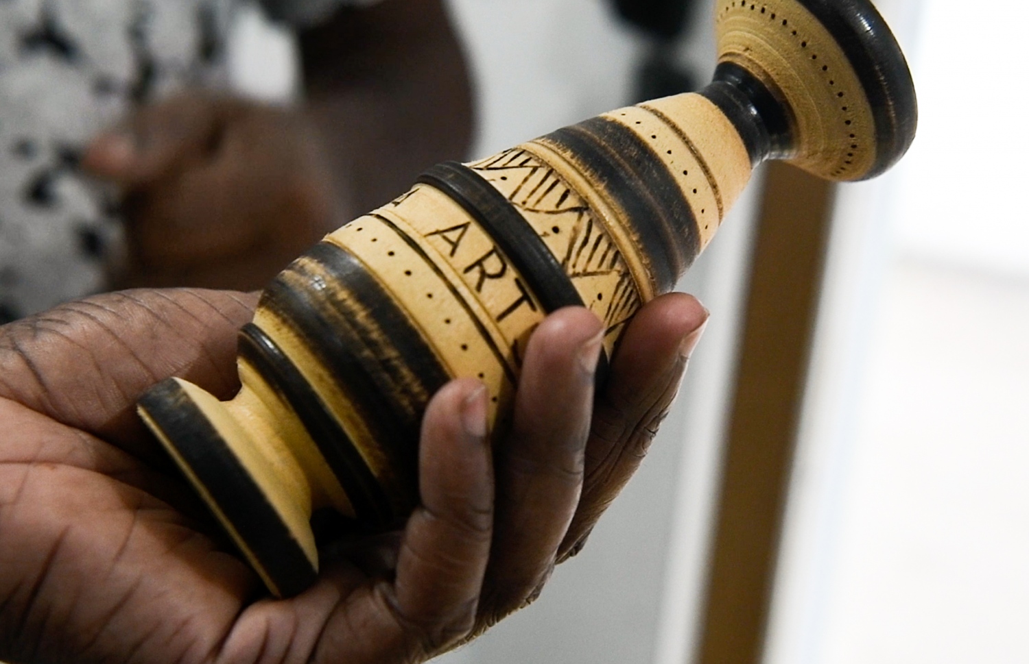 މޫސަ ލަކުޑިން ހެދި ވާސްއެއް. އޭނާ އަންނަނީ ތަފާތު އެކި އަމިއްލަ އުފެއްދުންތައް ހަދަމުން-- ފޮޓޯ: ފަޔާޒް މޫސާ/ މިހާރު