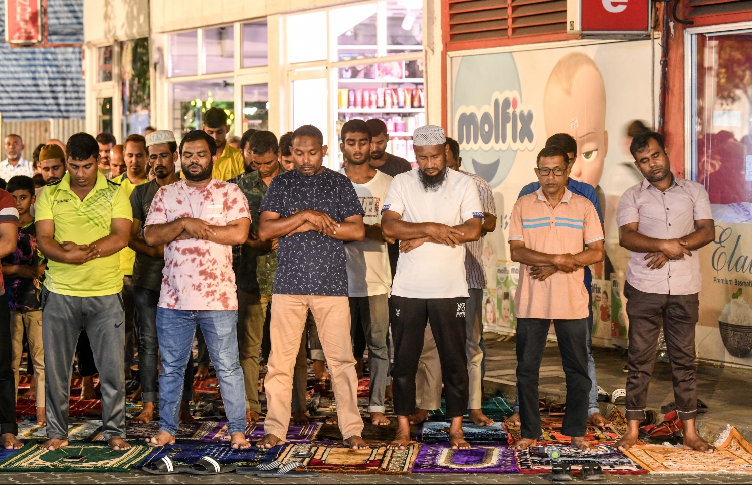 މާލޭގެ ސުލްތާން އާދިލް މިސްކިތުގައި ރޭ ތަރާވީސް ނަދާމު ކުރަނީ. ރޯދަމަހުގެ ސަވާބާއި ދަރުމަ ހޯދަން ދީނީ ކަންކަމަށް މީހުން ވަގުތު ހޭދަކުރާ މިންވަރު ވަރަށް ބޮޑަށް އިތުރުވޭ.-- ފޮޓޯ: ނިޝާން އަލީ/ މިހާރު