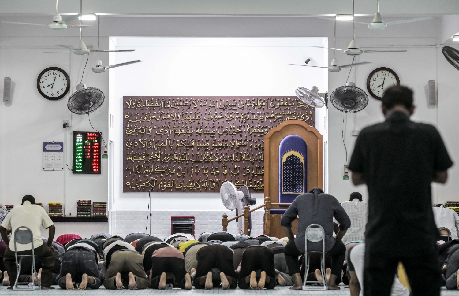 މާލޭގެ މިސްކިތެއްގައި ރޭ ތަރާވީސް ނަދާމު ކުރަނީ.-- ފޮޓޯ: ނިޝާން އަލީ/ މިހާރު