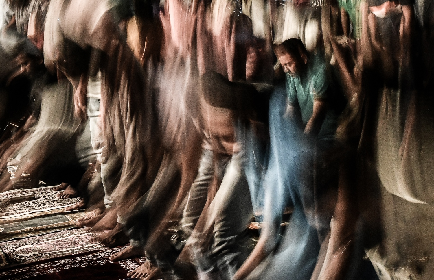 މާލޭގެ މިސްކިތެއްގެ ބޭރުގައި ރޭ ބަޔަކު ތަރާވީސް ނަދާމު ކުރަނީ. ރޯދަމަހުގެ ސަވާބާއި ދަރުމަ ހޯދަން ދީނީ ކަންކަމަށް މީހުން ވަގުތު ހޭދަކުރާ މިންވަރު ވަރަށް ބޮޑަށް އިތުރުވޭ.-- ފޮޓޯ: ނިޝާން އަލީ/ މިހާރު