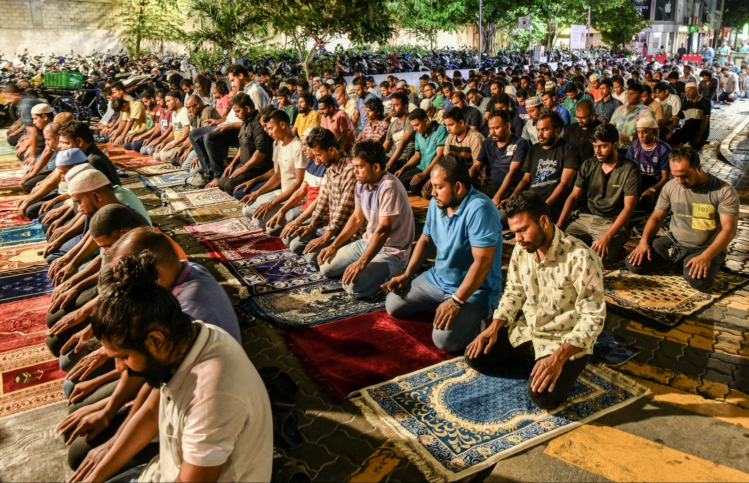 މާލޭގެ ސުލްތާން އާދިލް މިސްކިތުގައި ރޭ ތަރާވީސް ނަދާމު ކުރަނީ. ރޯދަމަހުގެ ސަވާބާއި ދަރުމަ ހޯދަން ދީނީ ކަންކަމަށް މީހުން ވަގުތު ހޭދަކުރާ މިންވަރު ވަރަށް ބޮޑަށް އިތުރުވޭ.-- ފޮޓޯ: ނިޝާން އަލީ/ މިހާރު