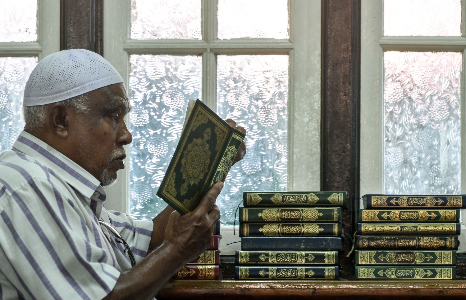 ބަންޑާރަ މިސްކިތުގައި ކުރި މެންދުރު ނަމާދަށް ފަހު، އުމުރުން ދުވަސްވީ މީހަކު ގުރުއާން ކިޔަވަނީ.---ފޮޓޯ: ނިޝާން އަލީ/މިހާރު