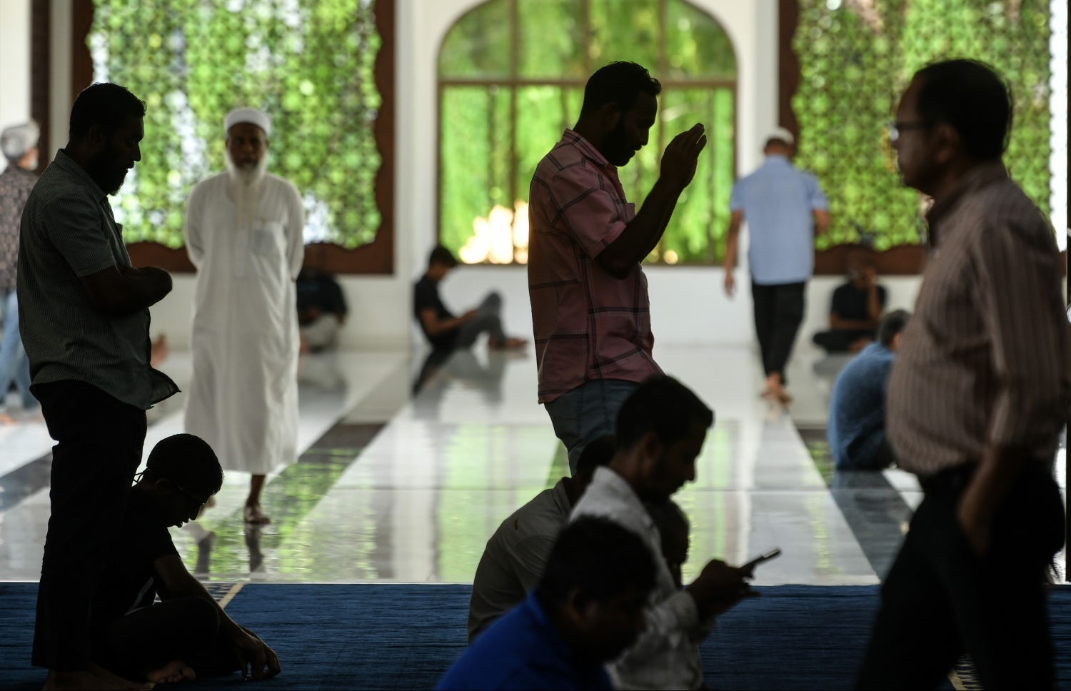 އިސްލާމީ މަރުކަޒުގައި ބަޔަކު މެންދުރު ނަމާދު ކުރަނީ، ރޯދަމަހުގެ ސަވާބާއި ދަރުމަ ހޯދަން ދީނީ ކަންކަމަށް މީހުން ވަގުތު ހޭދަކުރާ މިންވަރު ވަރަށް ބޮޑަށް އިތުރުވޭ .-- ފޮޓޯ: ނިޝާން އަލީ/މިހާރު