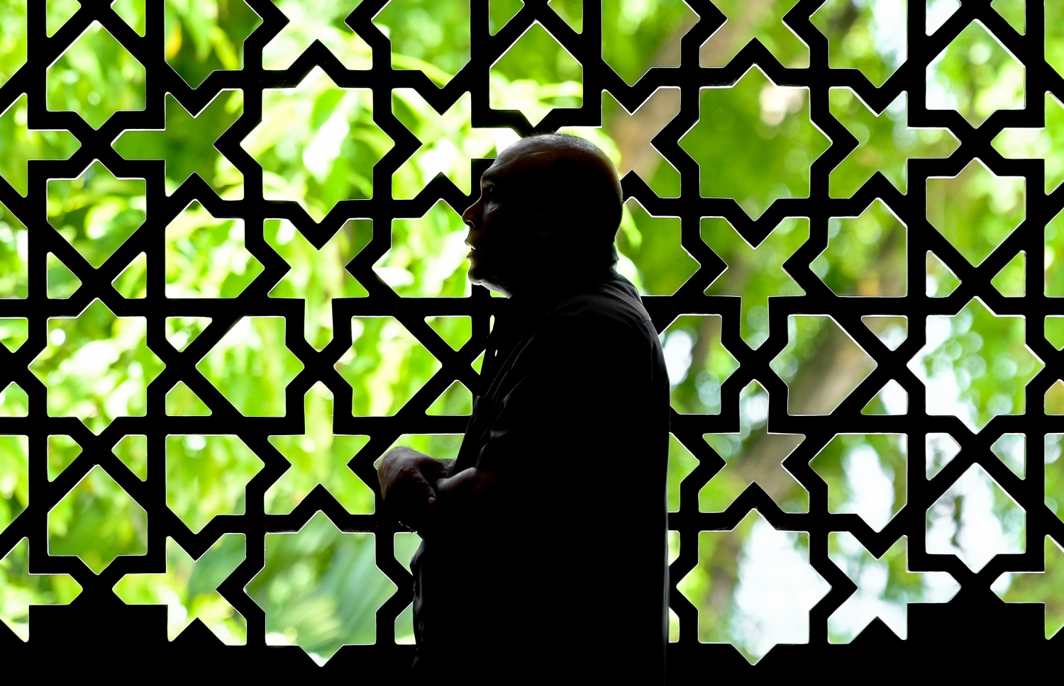 އިސްލާމީ މަރުކަޒުގައި މީހަކު މެންދުރު ނަމާދު ކުރަނީ، ރޯދަމަހުގެ ސަވާބާއި ދަރުމަ ހޯދަން މިސްކިތްތަކުގައި މީހުން ވަގުތު ހޭދަކުރާ މިންވަރު ވަރަށް ބޮޑަށް އިތުރުވޭ .-- ފޮޓޯ: ނިޝާން އަލީ/މިހާރު