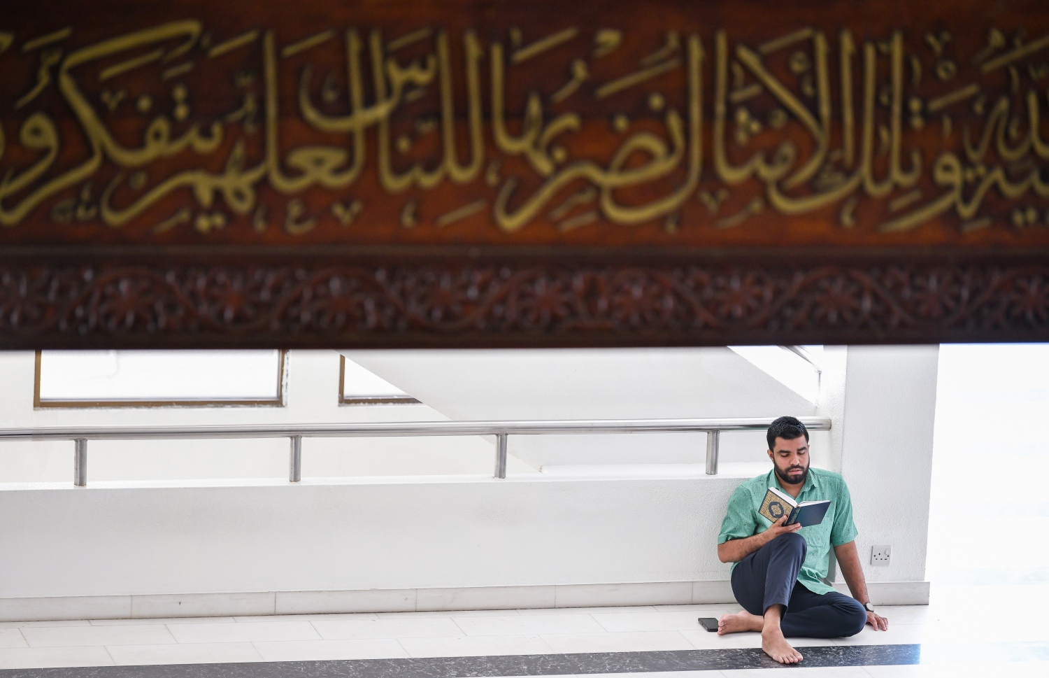 އިސްލާމީ މަރުކަޒުގައި ޖަމާއަތުގައި ކުރި މެންދުރު ނަމާދަށް ފަހު، މީހަކު ގުރުއާން ކިޔަވަނީ.---ފޮޓޯ: ފަޔާޒް މޫސާ/މިހާރު