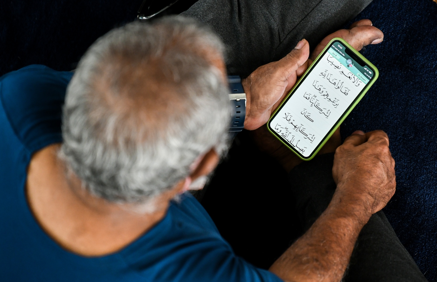 އިސްލާމީ މަރުކަޒުގައި ޖަމާއަތުގައި މިއަދު ކުރި މެންދުރު ނަމާދަށް ފަހު، މީހަކު ގުރުއާން ކިޔަވަނީ.---ފޮޓޯ: ފަޔާޒް މޫސާ/މިހާރު