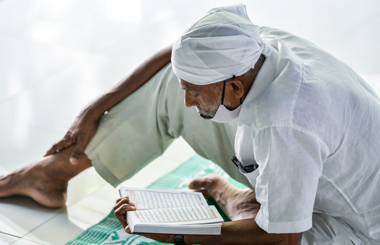 އިސްލާމީ މަރުކަޒުގައި ޖަމާއަތުގައި ކުރި މެންދުރު ނަމާދަށް ފަހު، މީހަކު ގުރުއާން ކިޔަވަނީ.---ފޮޓޯ: ފަޔާޒް މޫސާ/މިހާރު