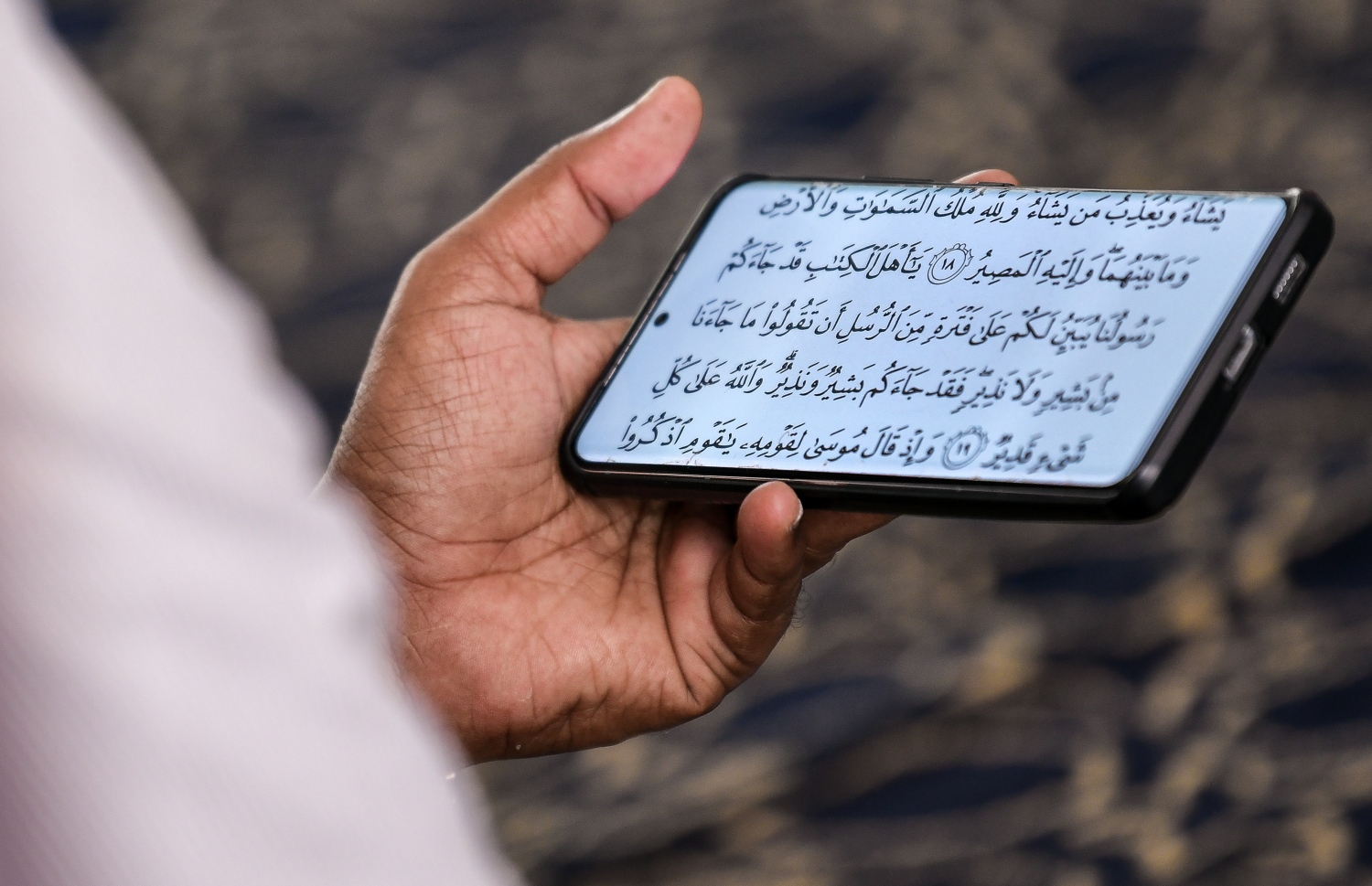 އިސްލާމީ މަރުކަޒުގައި ޖަމާއަތުގައި ކުރި މެންދުރު ނަމާދަށް ފަހު، މީހަކު ގުރުއާން ކިޔަވަނީ.---ފޮޓޯ: ފަޔާޒް މޫސާ/މިހާރު