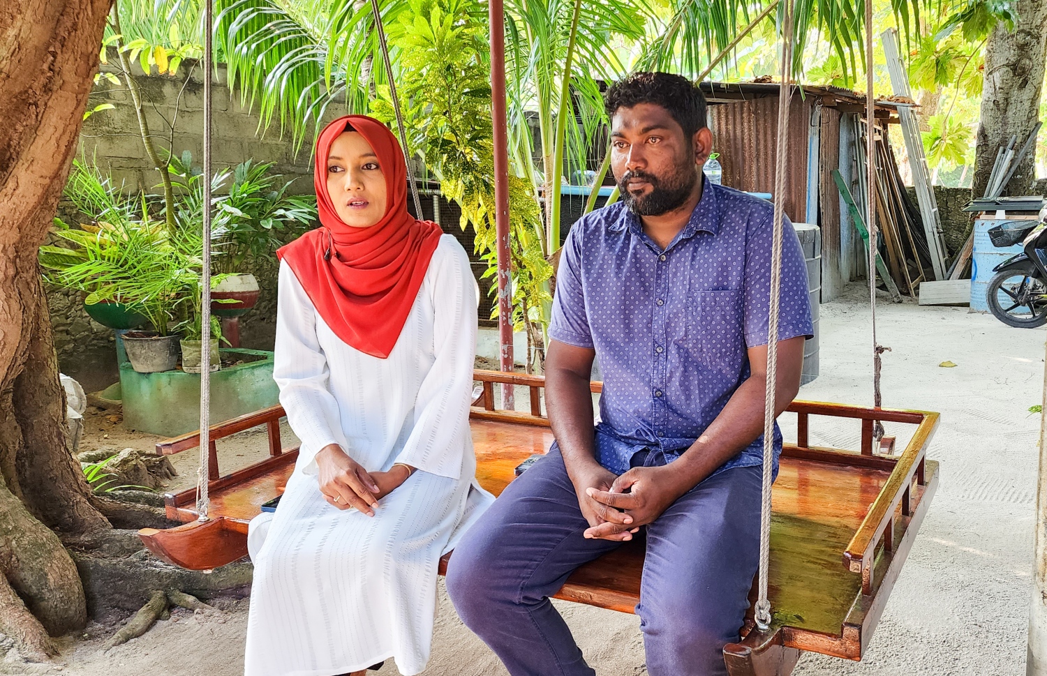 ޒައީމް އާއި އޭނާގެ ދައްތަ "މިހާރު" އަށް އިންޓަވިއު ދެނީ --ފޮޓޯ: މިހާރު