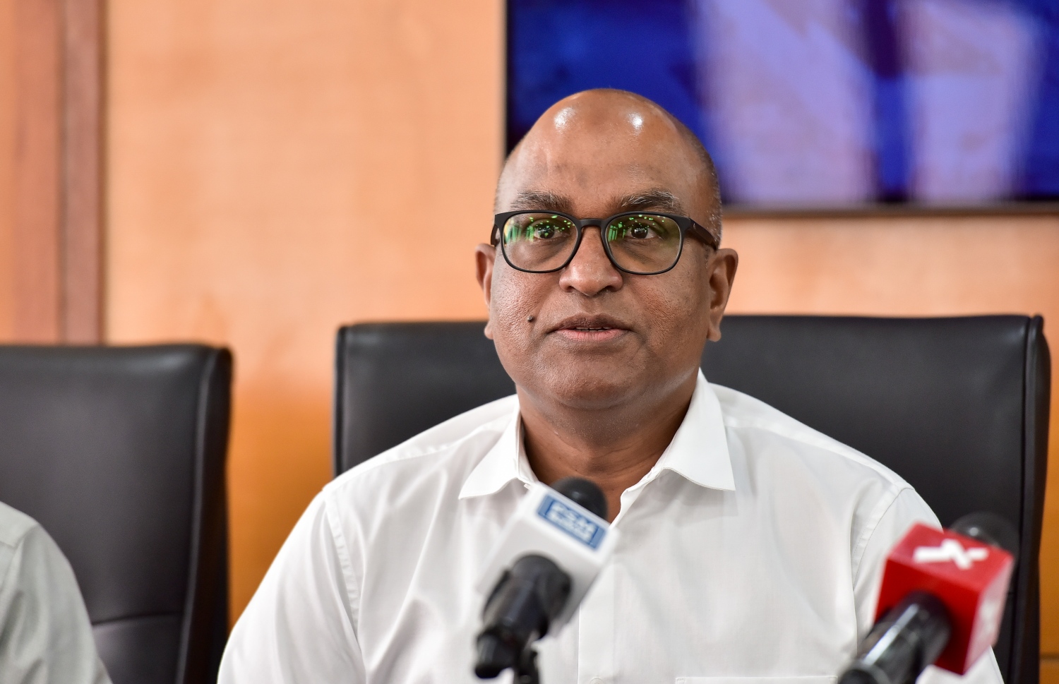 އެމްއޭސީއެލްގެ މެނޭޖިން ޑިރެކްޓަރު މަހްޖޫބު ޝުޖާއު ވާހަކަދައްވަނީ. ތެޔޮ ހޯދުމަށް އެސްޓީއޯއާ އެކު ވެފައިވާ އެއްބަސްވުން ވަނީ އާ ކޮށްފައި-- ފޮޓޯ: ނިޝާން އަލީ/ މިހާރު