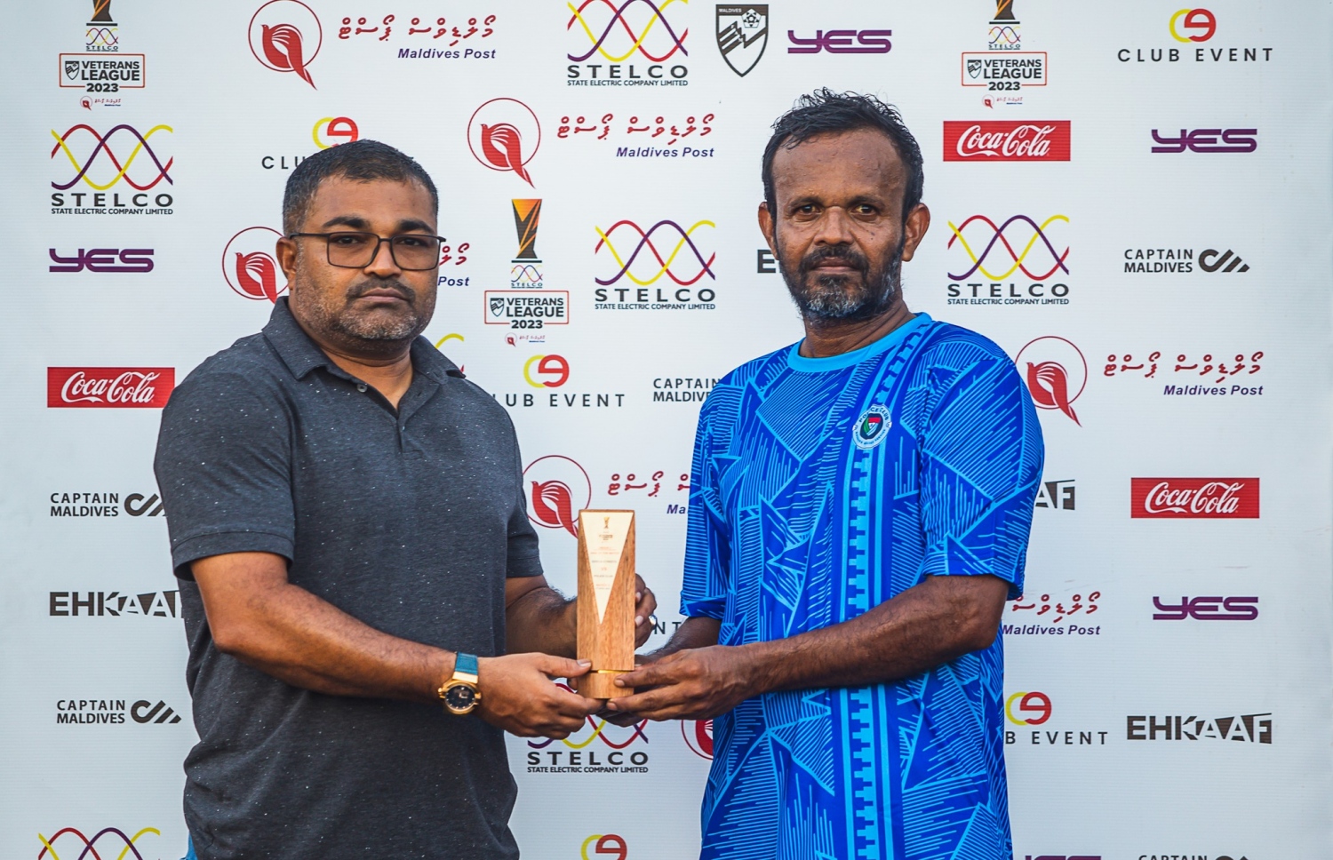 ގްރީން ސްޓްރީޓްސް ބަލިކުރަން ލަނޑު ޖެހި ޕޮލިސް ކްލަބްގެ އަބްދުﷲ އިބްރާހިމް މަނިކު، މޭން އޮފް ދަ މެޗް ޓްރޮފީއާ ހަވާލުވަނީ.-- ފޮޓޯ: އެފްއޭއެމް