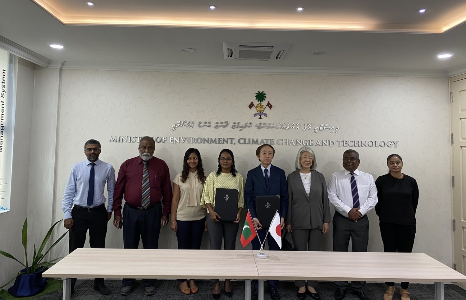 ރާއްޖޭގެ ގޮނޑުދޮށްތައް ހިމާޔަތްކުރުމަށް ހިންގާ އެއް ބިލިއަން ރުފިޔާގެ މަޝްރޫއުގެ އެއްބަސްވުމުގައި ސޮއިކުރުމުގެ ރަސްމިއްޔާތު.-- ފޮޓޯ: ތިމާވެއްޓާ ބެހޭ މިނިސްޓްރީ