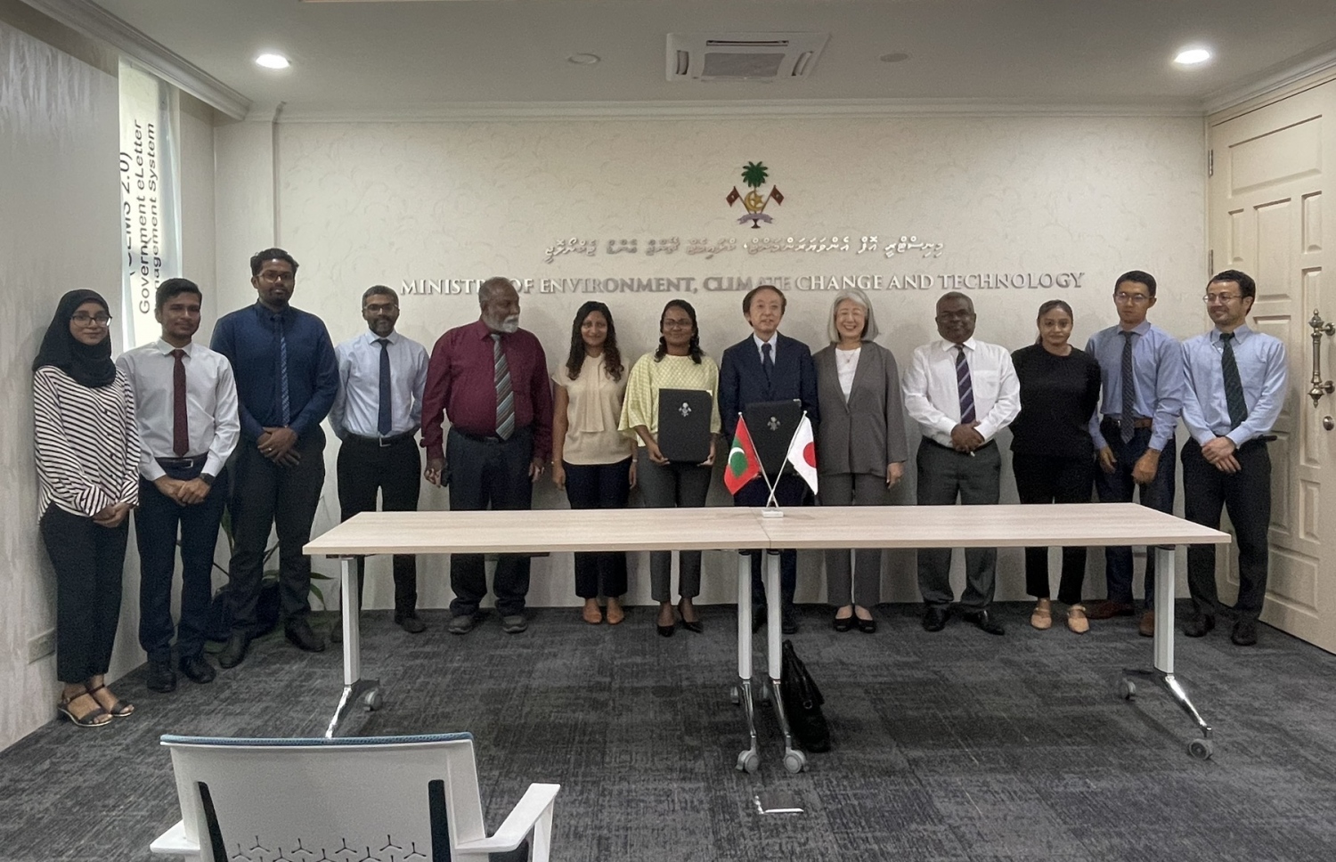 ރާއްޖޭގެ ގޮނޑުދޮށްތައް ހިމާޔަތްކުރުމަށް ހިންގާ އެއް ބިލިއަން ރުފިޔާގެ މަޝްރޫއުގެ އެއްބަސްވުމުގައި ސޮއިކުރުމުގެ ރަސްމިއްޔާތު.-- ފޮޓޯ: ތިމާވެއްޓާ ބެހޭ މިނިސްޓްރީ