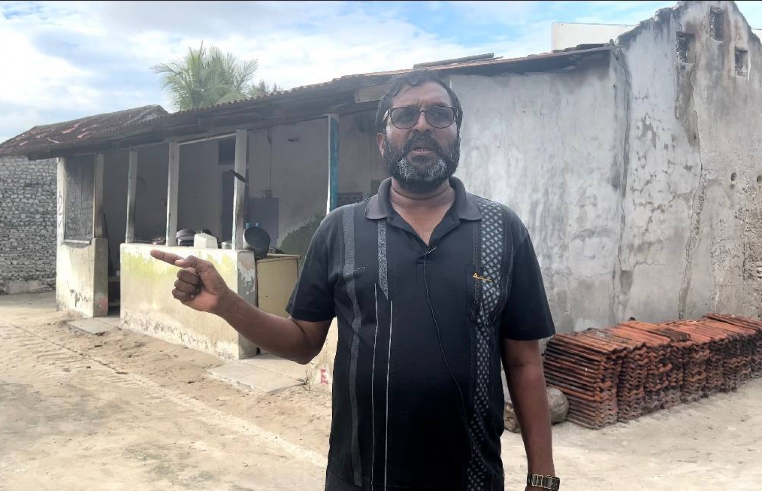 ރަސްމާދޫގައި ގެއާ ދުރުގައި ބަދިގެ ހަދައި އުޅުނު ވާހަކަ އެ ރަށު ސްކޫލްގެ ދިވެހި މުދައްރިސް އަހްމަދު ނަދީމް ކިޔައިދެއްވަނީ.-- ފޮޓޯ: މިހާރު