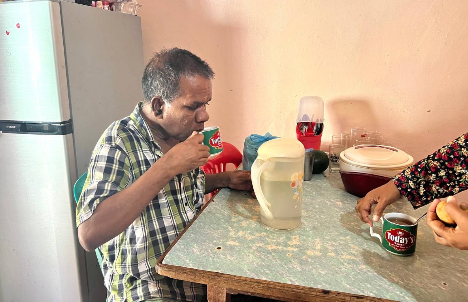 ރަސްމާދޫ ގެއެއްގެ ކުރީގެ ބަދިގެއެއް މިހާރު ކާގެއަަކަށް ހަދައިފައި: އެތަނުގައި މީހަކު ސައިބޮނީ.-- ފޮޓޯ: މިހާރު