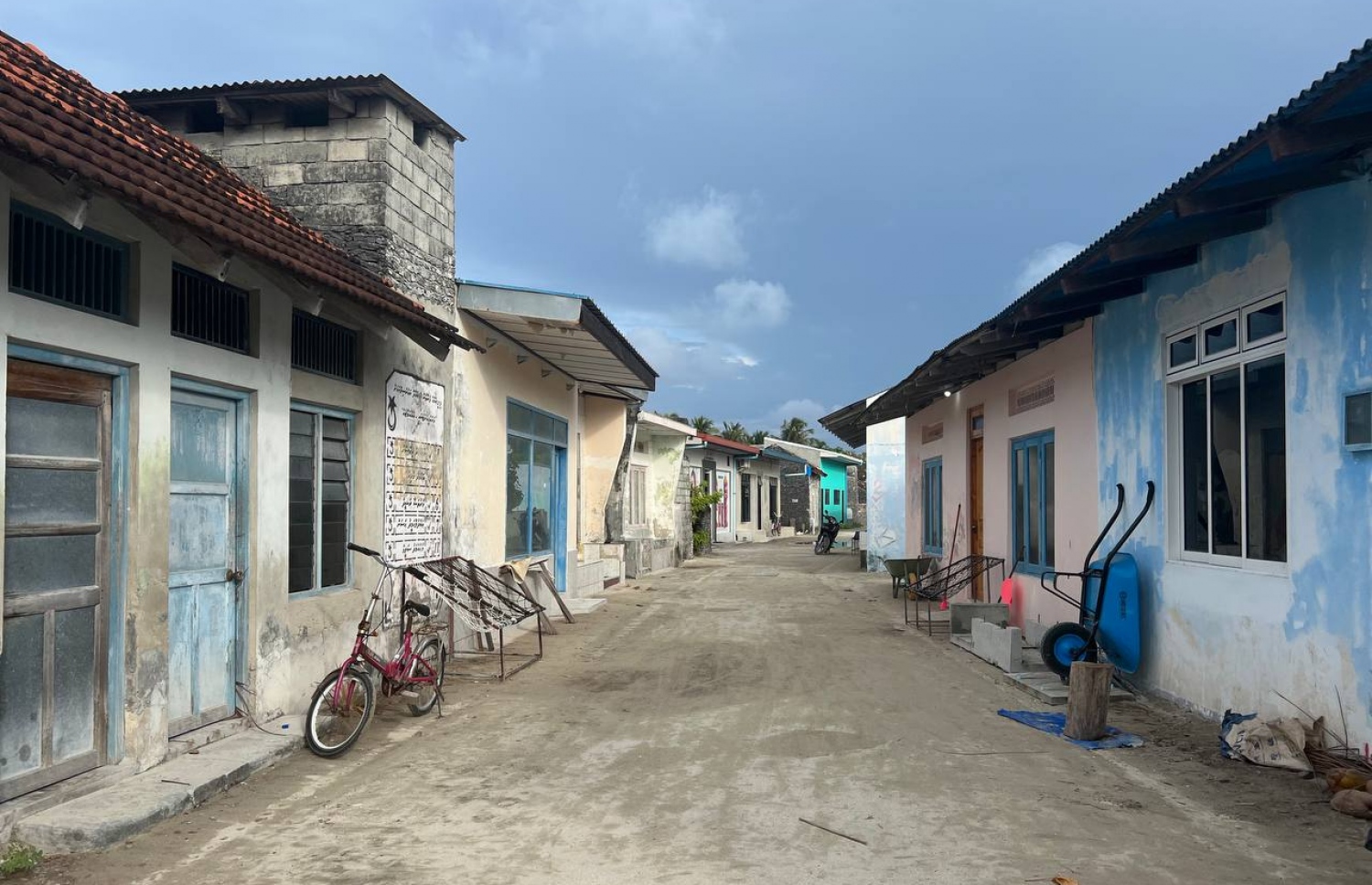 ރަސްމާދޫ ގެއެއްގެ ކުރިމަތީގައި ބަދިގެ (ވ): މި ރަށުގައި ކުރިން ބަދިގެ ހަދާ އުޅުނީ ގެއާ ދުރުގައި.-- ފޮޓޯ: މިހާރު