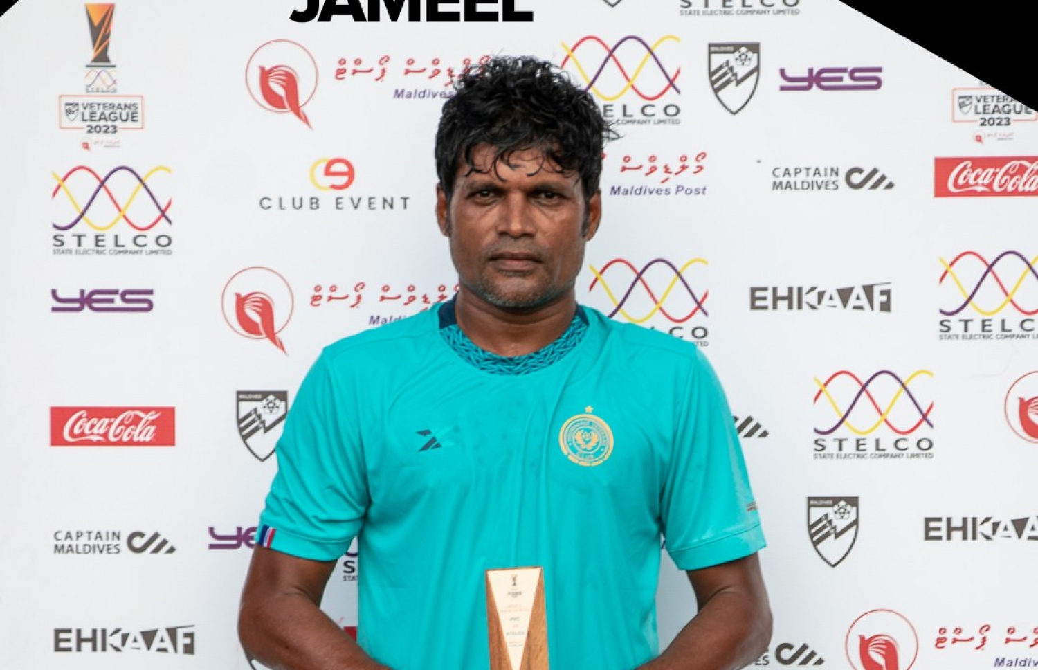 ޖަމީލް، މެޗުގެ މޮޅު ކުޅުންތެރިޔާގެ އެވޯޑާ އެކު.-- ފޮޓޯ: އެފްއޭއެމް