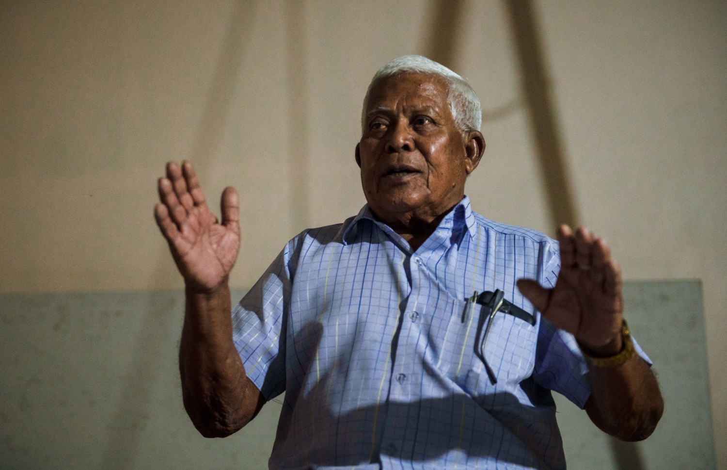 އިދުރީސް "މިހާރު" އަށް އިންޓަވިއު ދެނީ -- ފޮޓޯ: މިހާރު