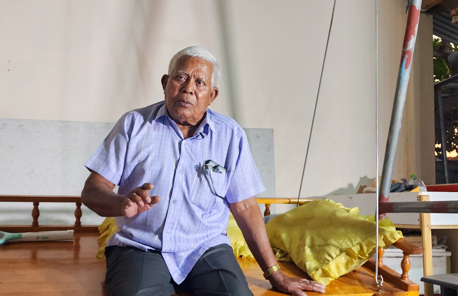 އިދުރީސް "މިހާރު" އަށް އިންޓަވިއު ދެނީ -- ފޮޓޯ: މިހާރު