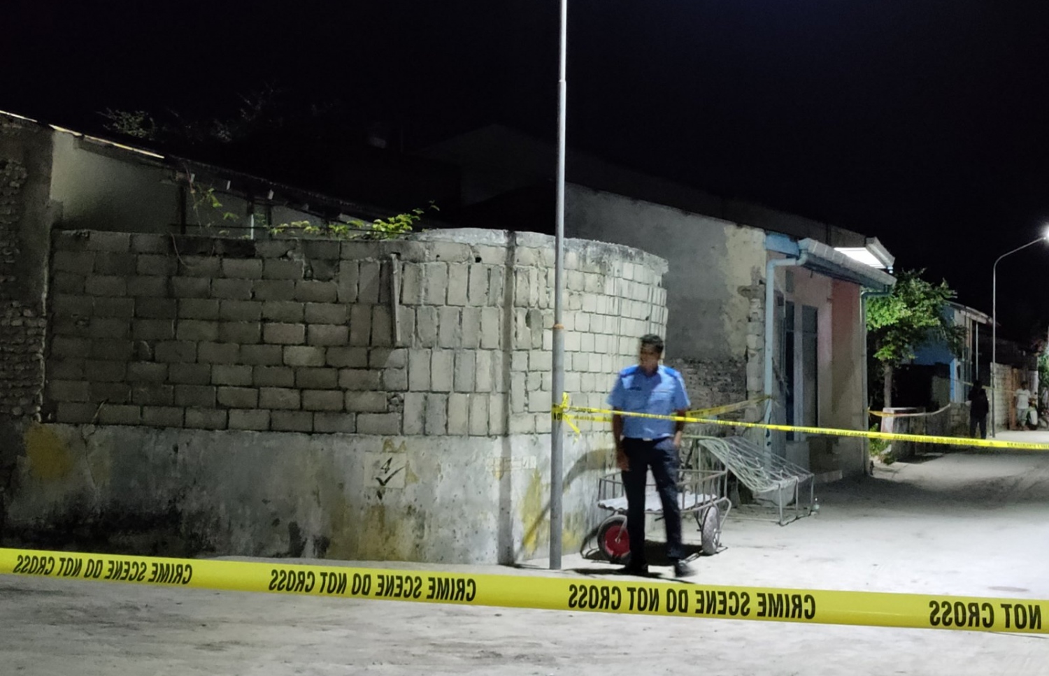 މަނަދޫގައި މަރާލި މީހާގެ ގެ ކައިރީގައި ފުލުހުން ޓޭޕް ދަމައިފައި.