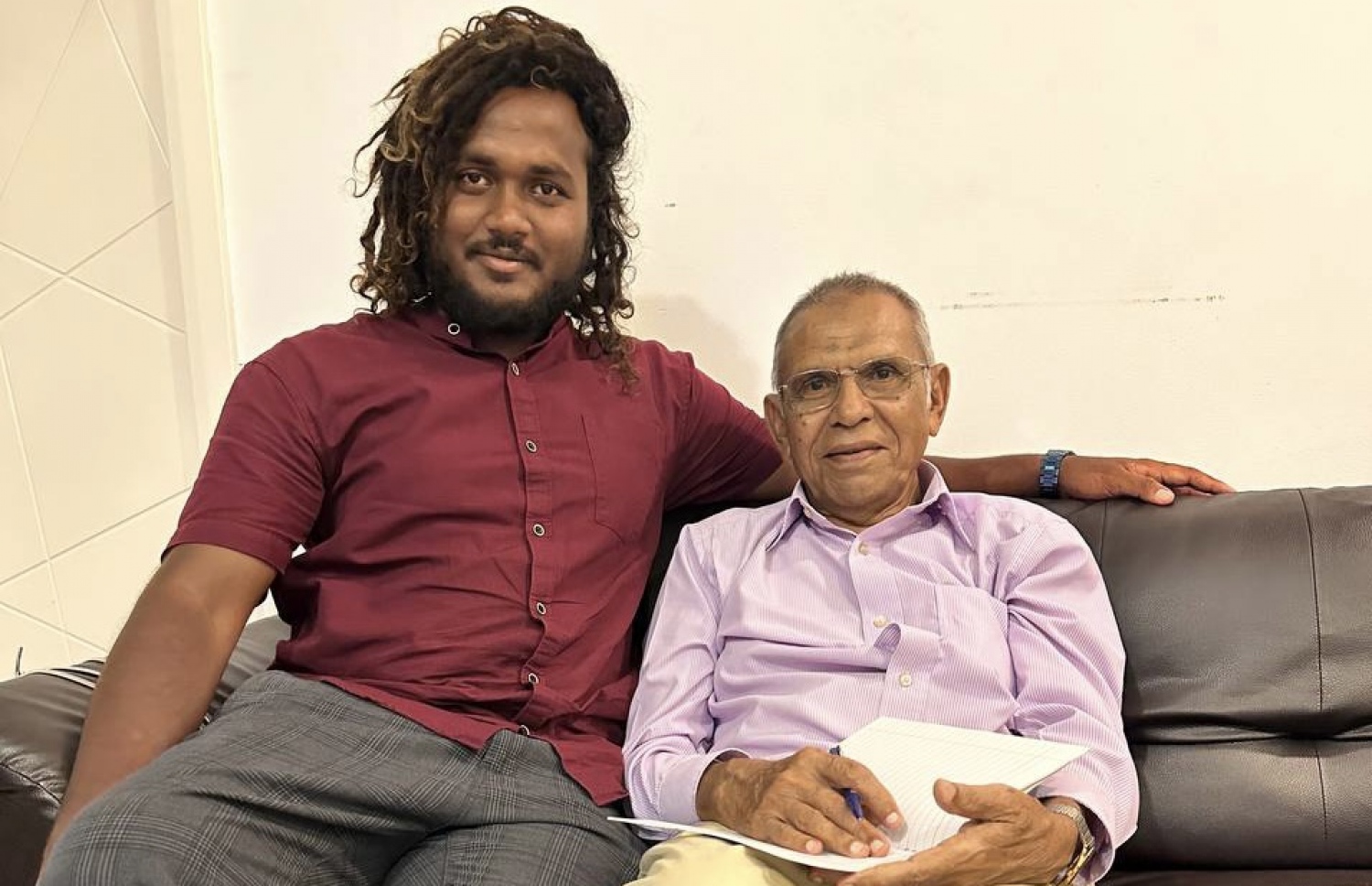 ސާޖިން، ހއ. ހަތިފުށީގެ ކުރީގެ ކުޑަކަތީބު އިބްރާހިމް ޒަކީއާއެކު.
