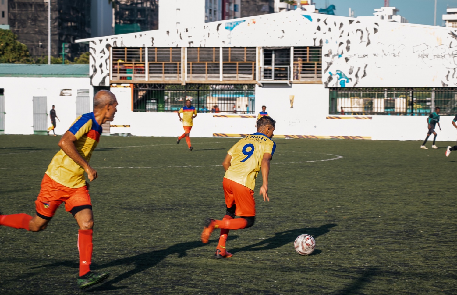 އެމްއެސްއެމްގެ ފުރަތަމަ ދެ ގޯލު ޖަހައިދިން ރޮނާ ބޯޅަ ހިފައިގެން ކުރިއަށް ދަނީ. -- ފޮޓޯ: އެފްއޭއެމް