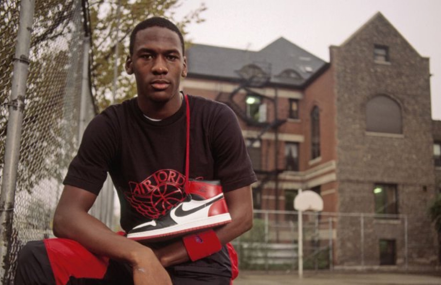 ބާސްކެޓް ބޯޅަ ކުޅުންތެރިޔާ މައިކަލް ޖޯޑަން ޒުވާންއިރު، 'ނައިކީ' ބްރޭންޑުގެ ބޫޓެއް ހިފައިގެން