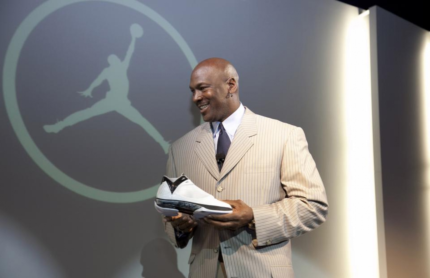 މައިކަލް ޖޯޑަން "ނައިކީ" ގެ ބޫޓެއް ހިފަހައްޓައިގެން