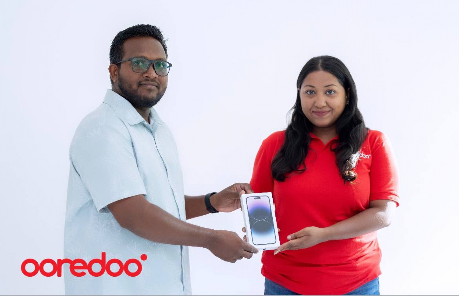 އުރީދޫގެ ހަދިޔާ ފޮށިން އައިފޯން 14 ޕްރޯ ލިބުނު ކަސްޓަމަރަށް އިނާމު ހަވާލު ކުރަނީ. -- ފޮޓޯ: އުރީދޫ