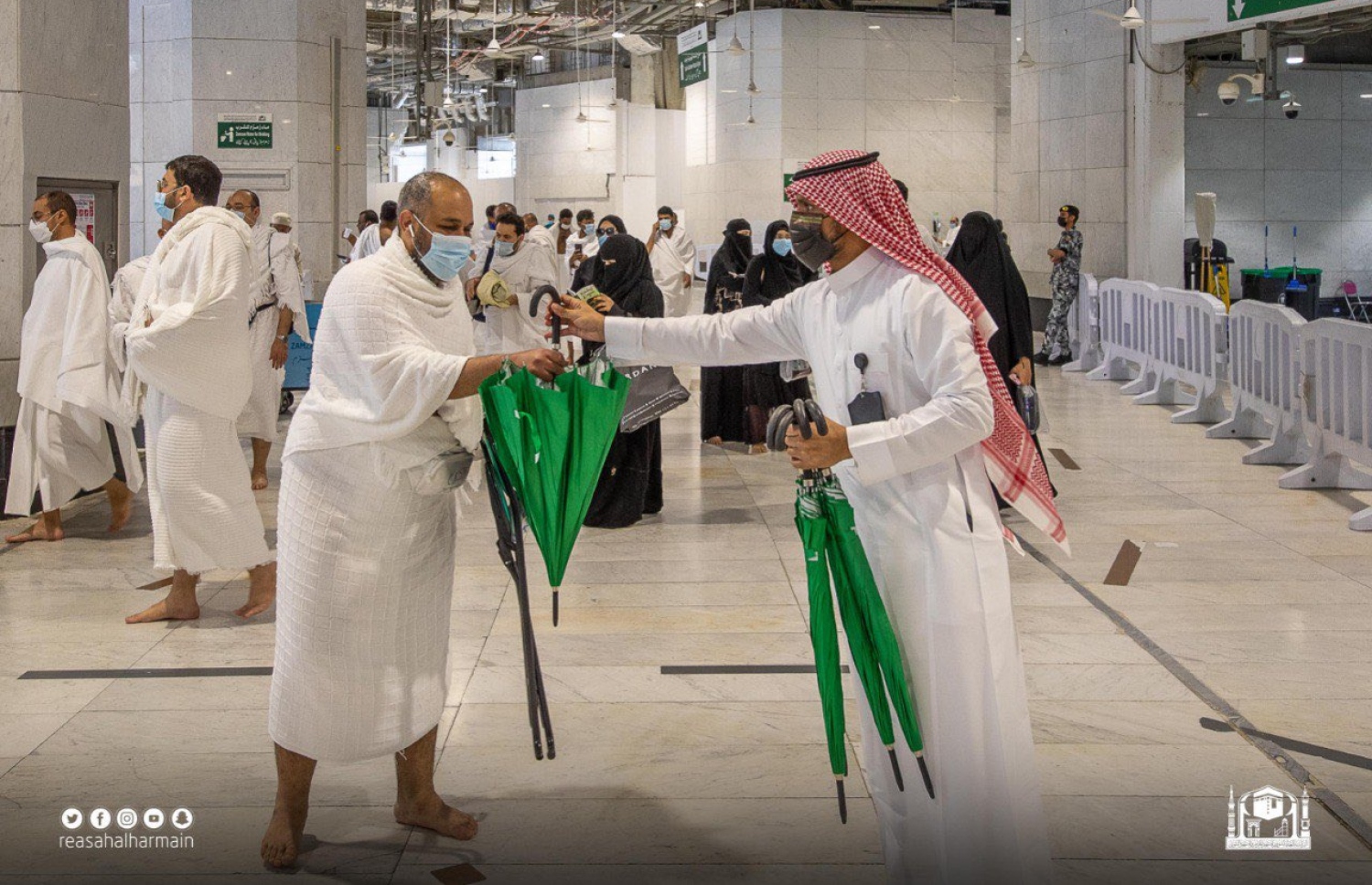 އެޕްރީލް 8، 2023؛ މައްކާގެ މަސްޖިދުލް ހަރާމްގައި އުމްރާވެރިންނަށް ކުޑަ ބަހަނީ.