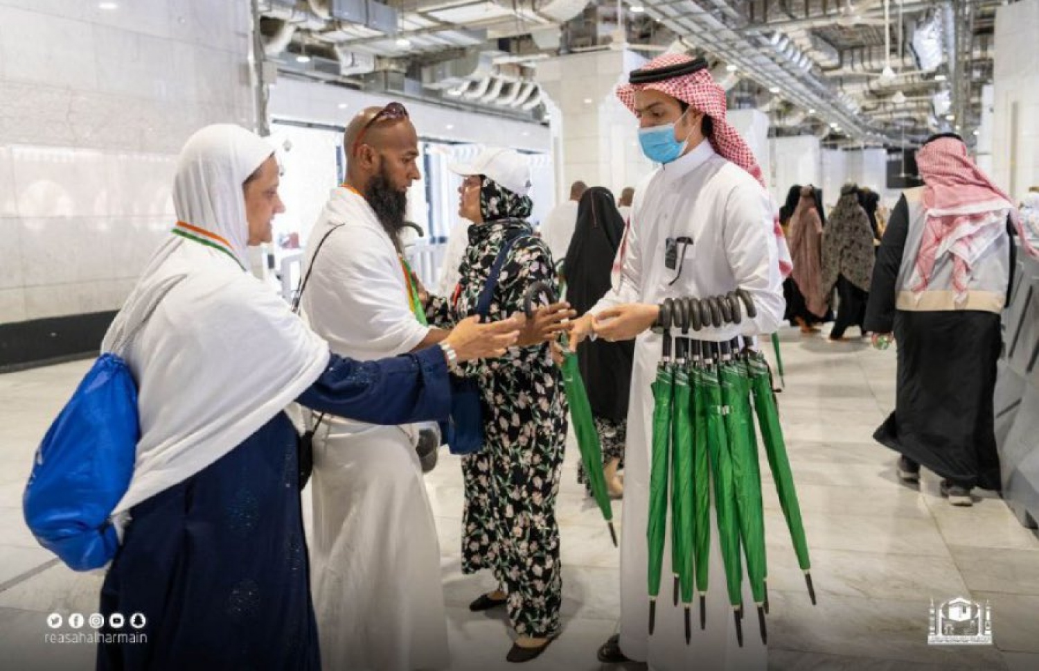 އެޕްރީލް 8، 2023؛ މައްކާގެ މަސްޖިދުލް ހަރާމްގައި އުމްރާވެރިންނަށް ކުޑަ ބަހަނީ.