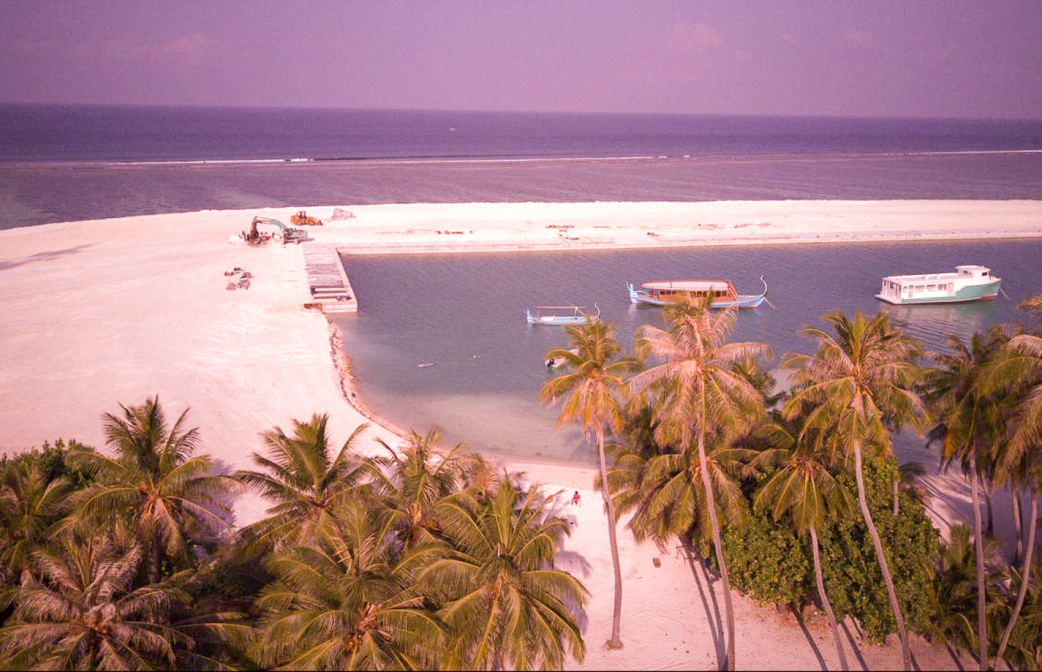 މި ސަރުކާރުން އެމްޓީސީސީއާ ހަވާލުކޮށްގެން ހަދަމުން އަންނަ މަންދޫގެ ބަނދަރު: މި ސަރަހައްދުގައި ބަނދަރު ހަދަން ގިނަ ބަޔަކު ބޭނުމެއް ނުވޭ.