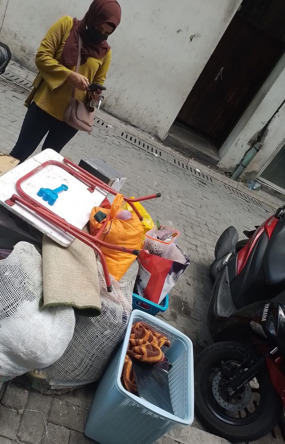 ކޮޓަރީގައި ހުރި ސާމާނު ބޭރުކޮށް މަގުމަތީގައި.